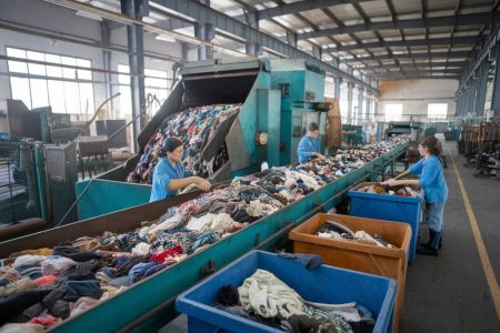 L'économie circulaire des déchets textiles : défis et opportunités du recyclage des fibres