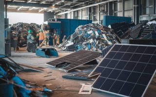 "Les défis du recyclage des panneaux solaires : solutions pour une économie circulaire"