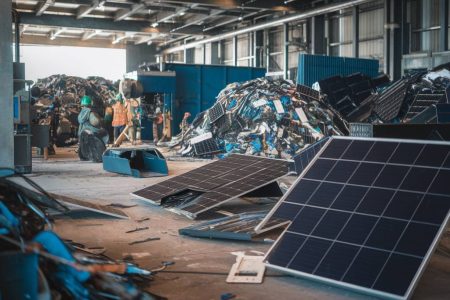 "Les défis du recyclage des panneaux solaires : solutions pour une économie circulaire"