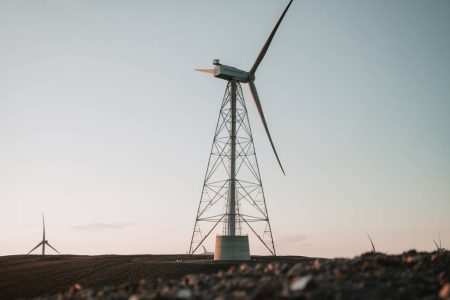 "Les enjeux du recyclage des infrastructures éoliennes en fin de vie"